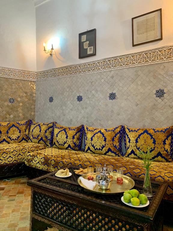 Salon marocain aux coussins bleu et or